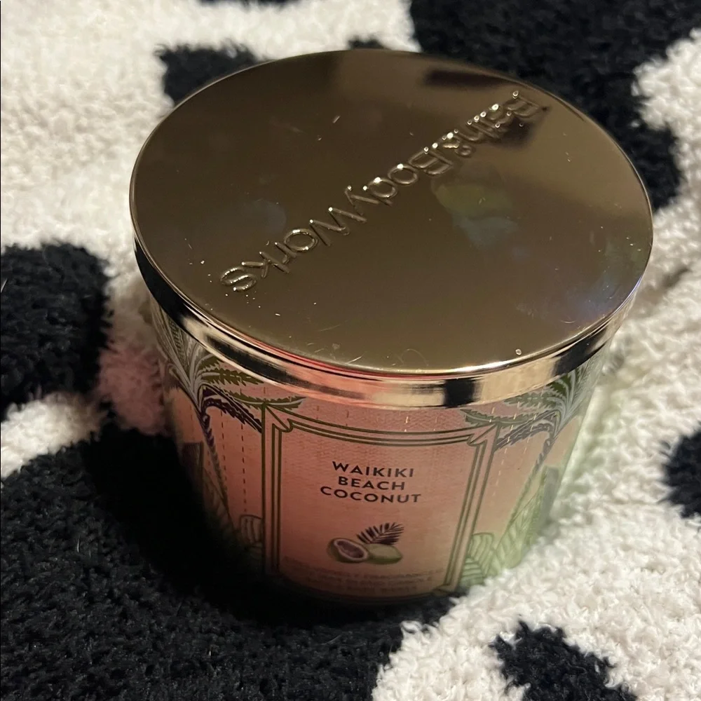 NWT Bath and Body Works Waikiki Beach Coconut 3-Wick Candle- 14.5 oz
